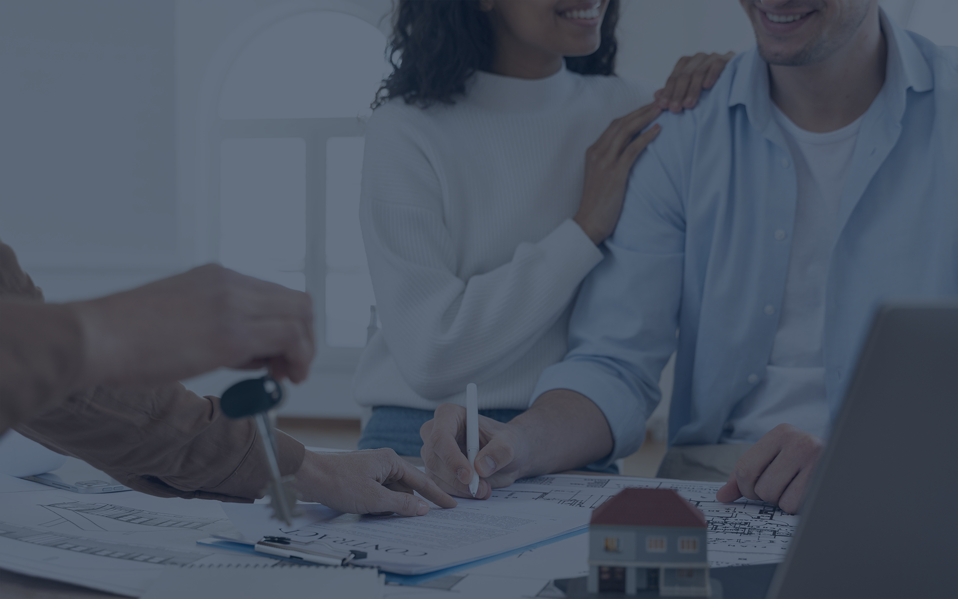 Duas mulheres sorridentes conversando